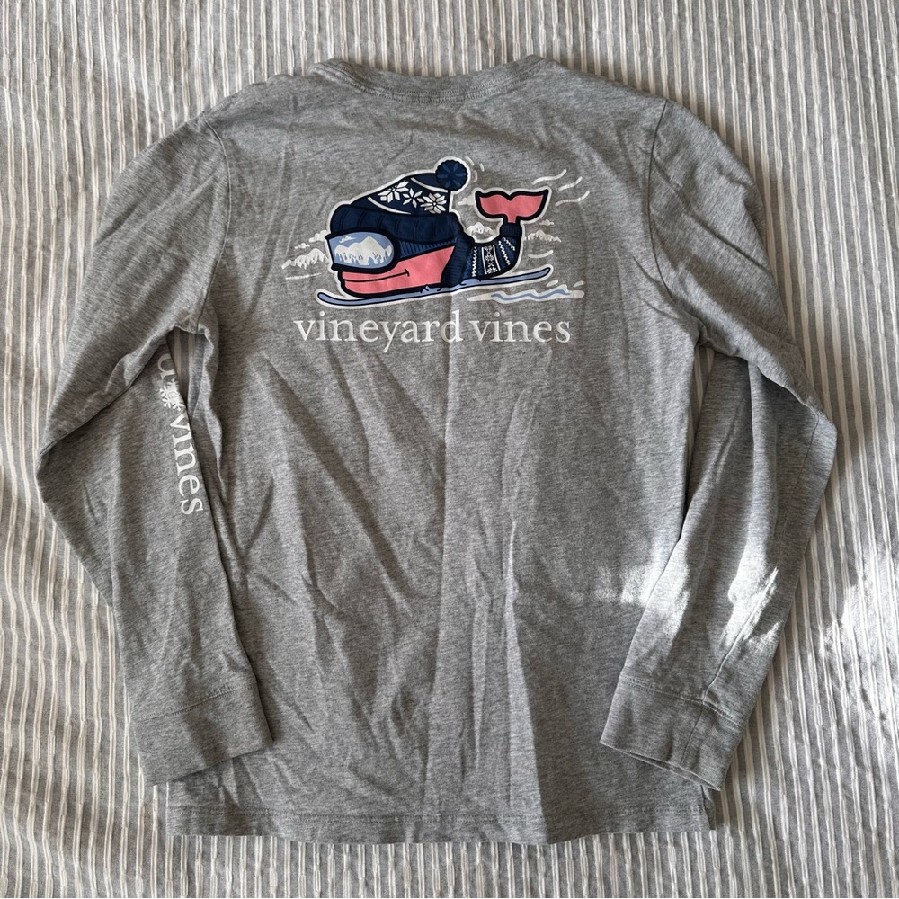 ❤️SOLD❤️Vineyard Vines Long Sleeve Gray Skiing Whale Tee
